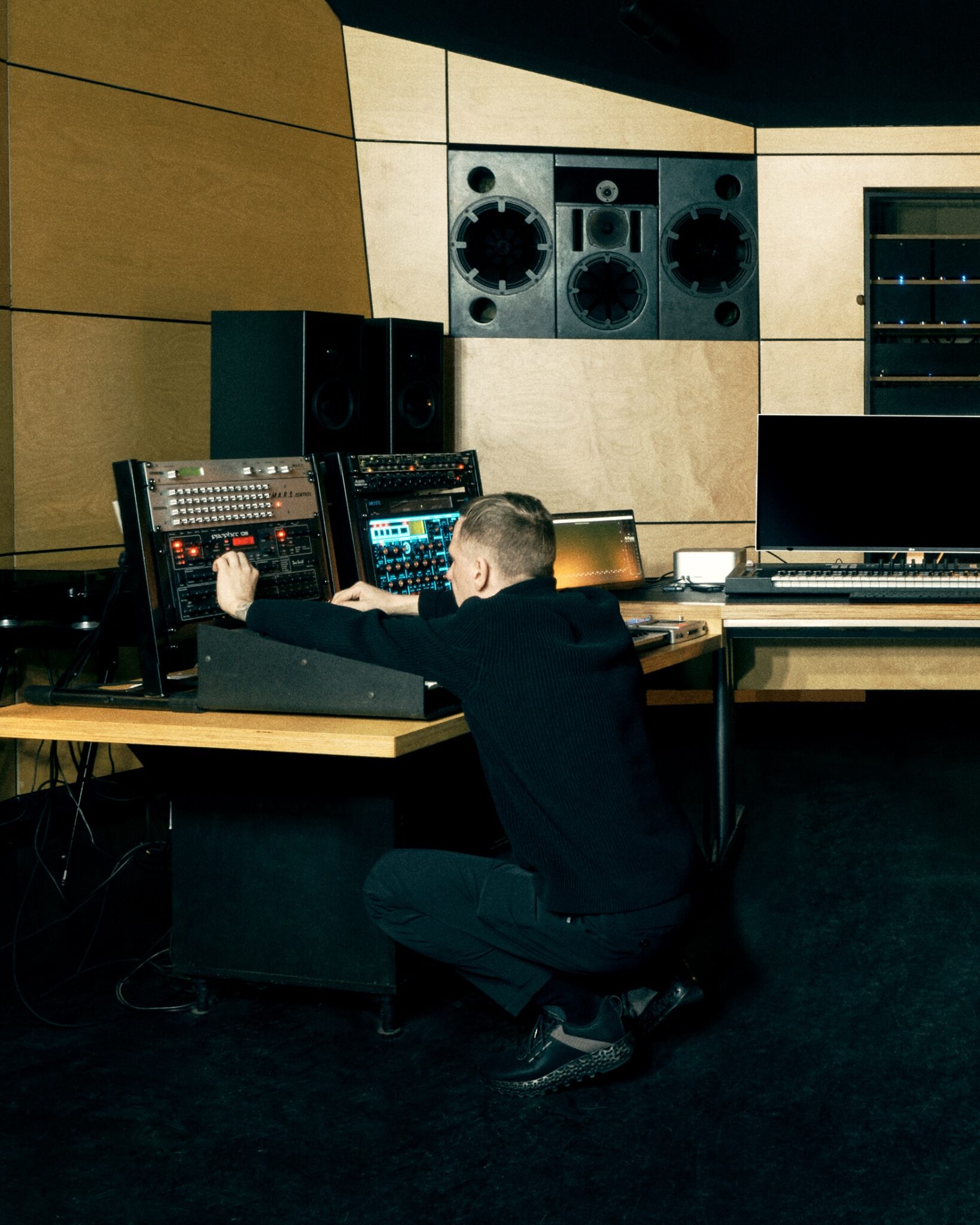 Ten Walls working on a mix in his studio